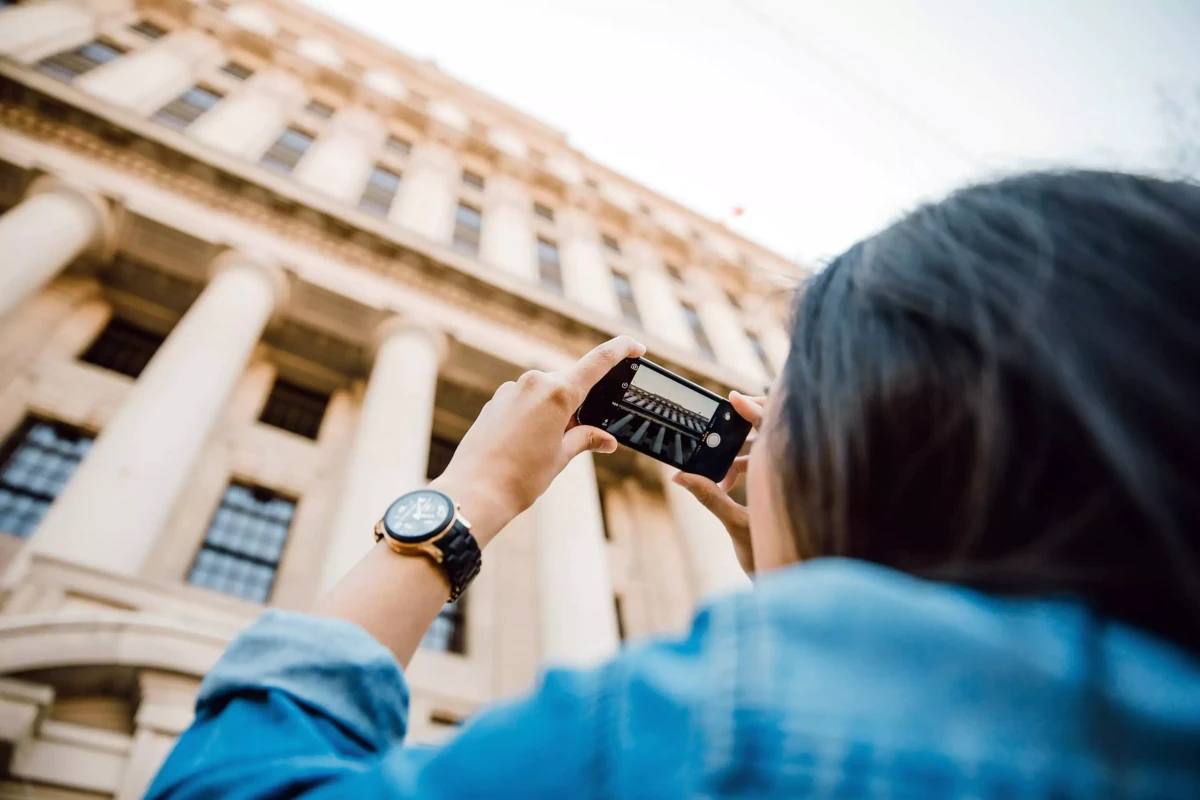 Touriste prenant une photo dâun bĂątiment.